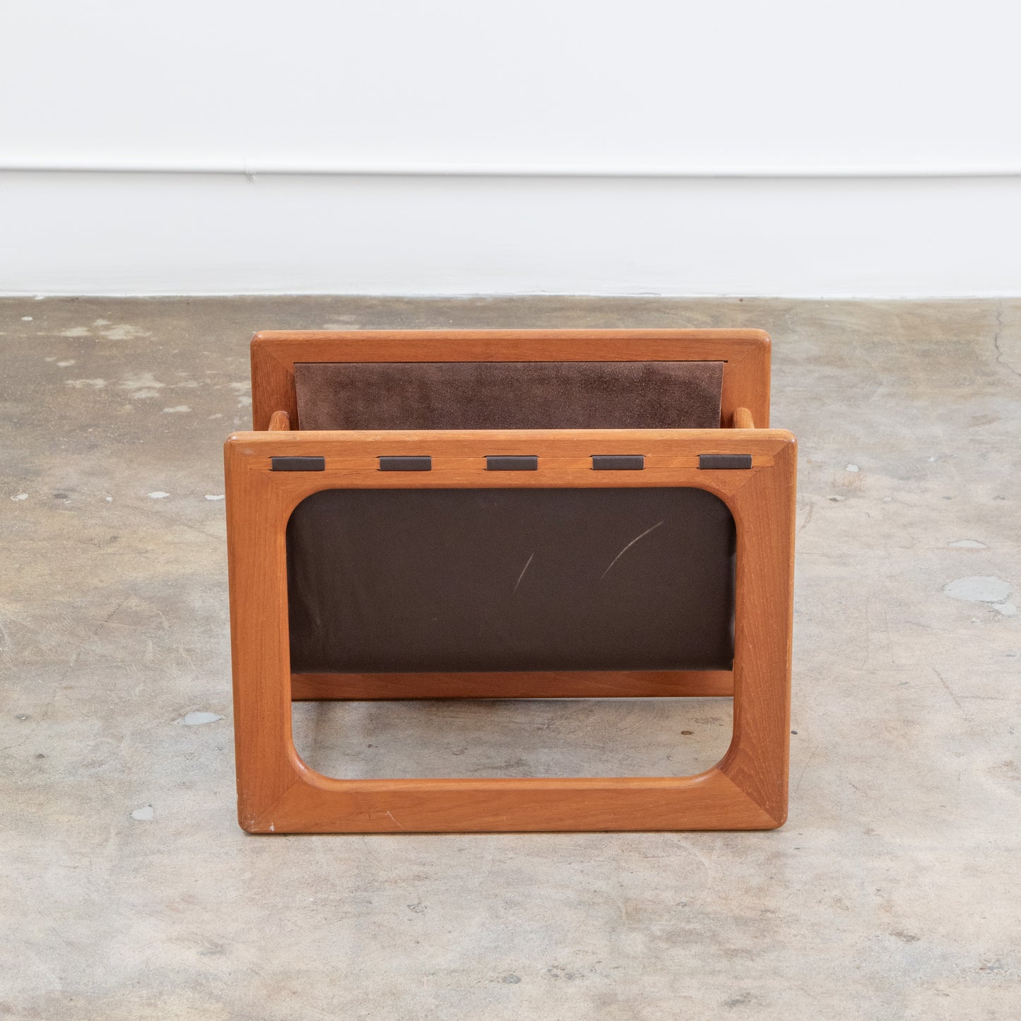 Salin Mobler | Scandinavian Magazine Holder