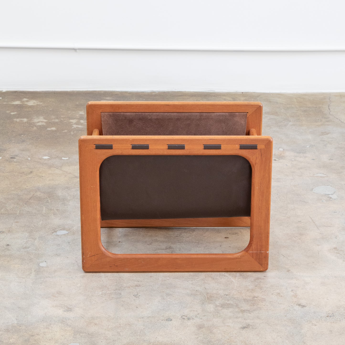Salin Mobler | Scandinavian Magazine Holder